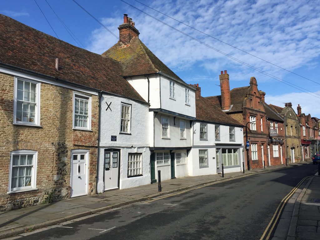 Paine returned from his life as a privateer and moved to this white building in Sandwich, UK in 1759. He opened a staymaking shop and married Mary Lambert on September 27, 1759, but the business soon collapsed and Mary died in childbirth along with the baby – Flickr