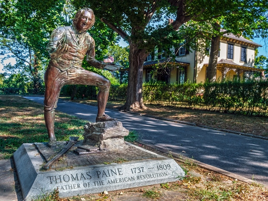 Statue of Paine in Bordentown, New Jersey