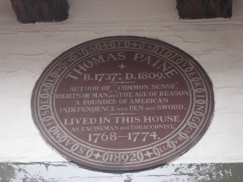 This plaque is attached to a building at Bull Lane in Lewes, England and informs visitors that Thomas Paine lived in this house from 1768 to 1774. – Photo by Simon Harriyott