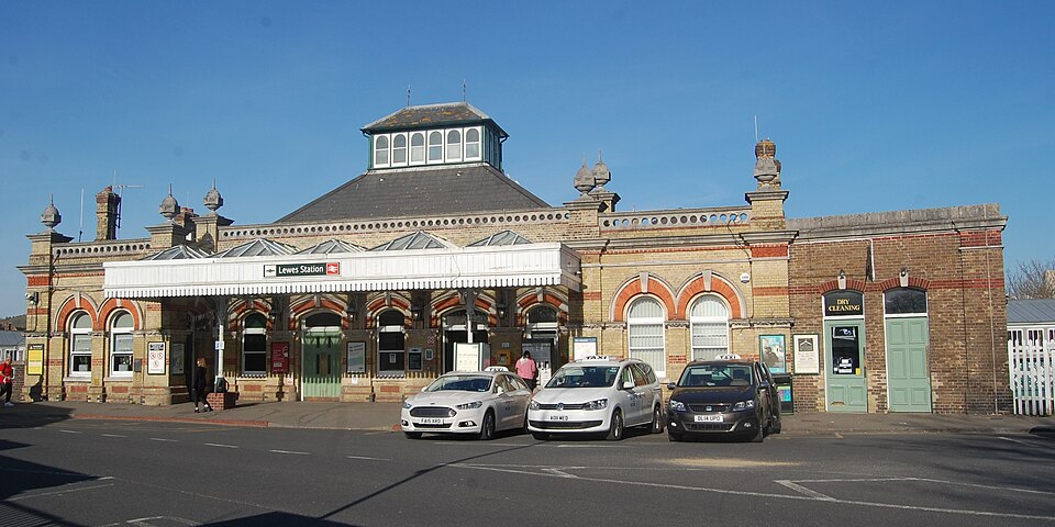 Lewes railway station, Lewes, East Sussex, England - Image from Wikipedia Commons